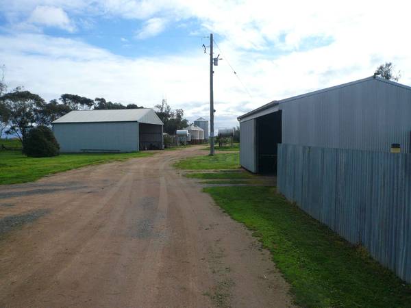 WARRACKNABEAL -BIRCHIP RD Picture 3