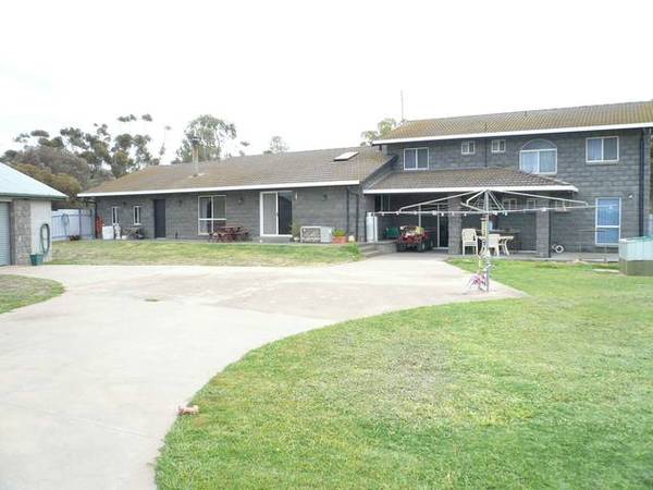 WARRACKNABEAL - LANDMARK PROPERTY Picture 3