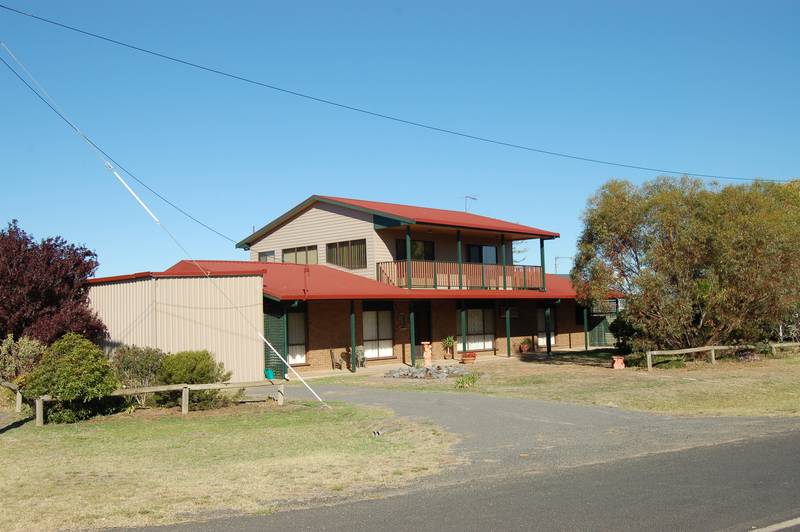 FABULOUS FAMILY HOME - PIMPINIO Picture 2