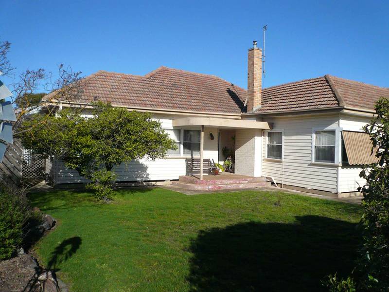 BIG FAMILY HOME! Picture 1