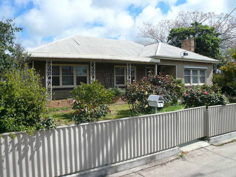 CENTRAL HOME WITH GOOD YARD ACCESS Picture 1