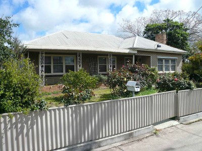 CENTRAL HOME WITH GOOD YARD ACCESS Picture