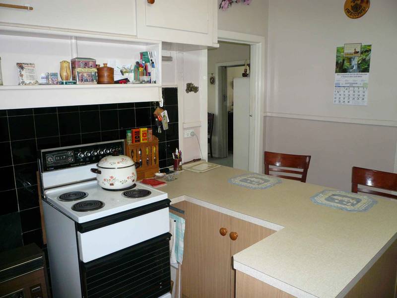 CENTRAL HOME WITH GOOD YARD ACCESS Picture 3