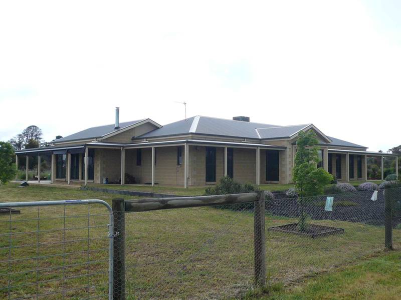 BRILLIANT COUNTRY ESTATE! Picture 3