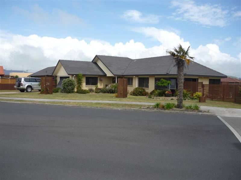 Papamoa Beach Picture 2