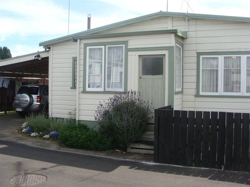 Two Bedrooms & Close to Town Picture 2