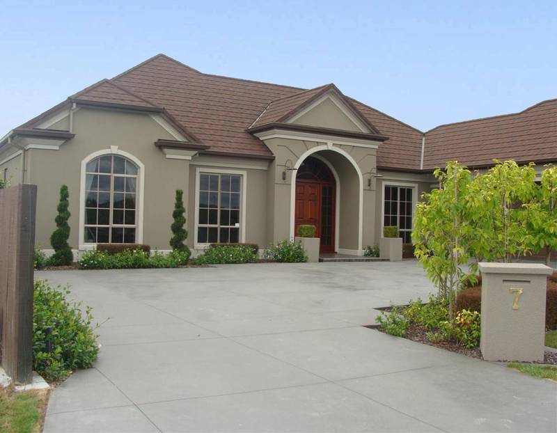 Stately In Saffron Picture 1