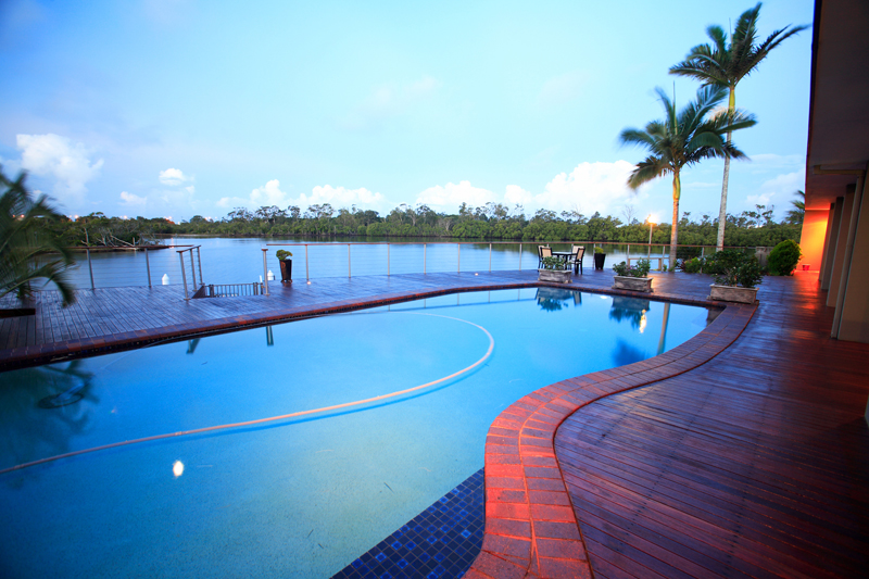 Massive 32 metre waterfront gold Picture 1