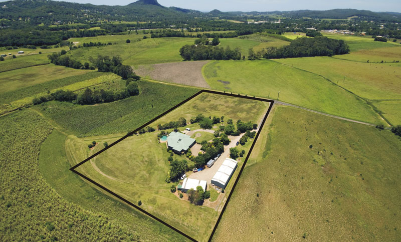 VIEWS - ACREAGE - SIX-BEDROOMS Picture 1