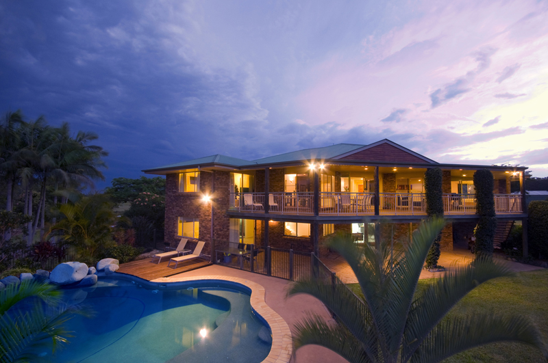 VIEWS - ACREAGE - SIX-BEDROOMS Picture 2