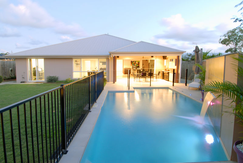 LUXURIOUS RESIDENCE + DETACHED GUEST HOUSE Picture 1