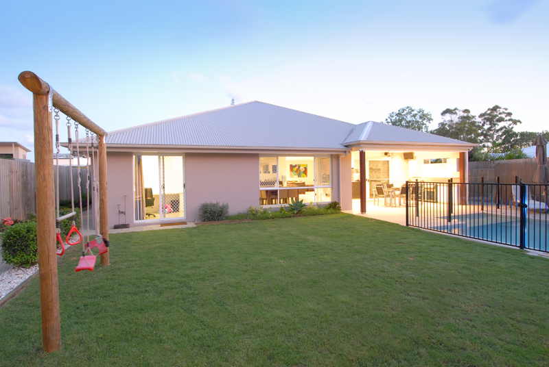 LUXURIOUS RESIDENCE + DETACHED GUEST HOUSE Picture 2