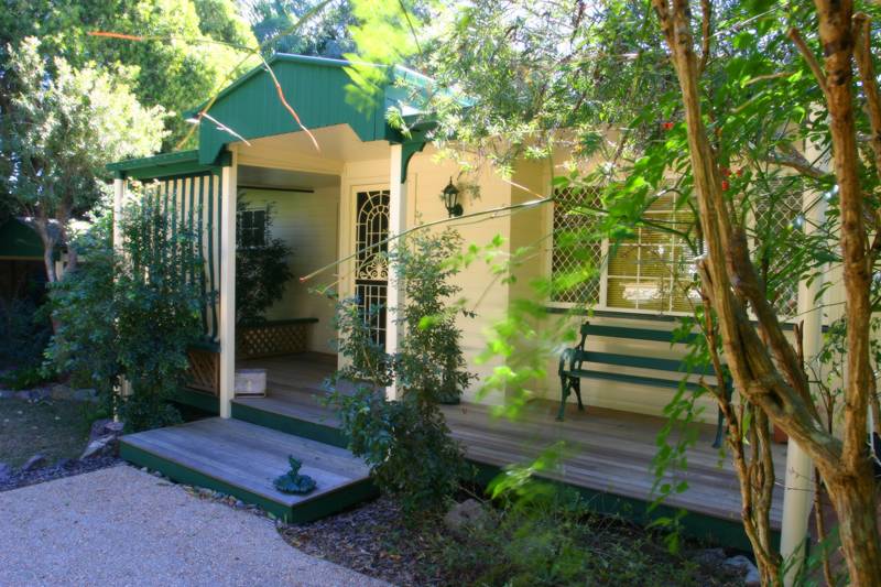 Quaint Buderim Cottage With Revenue Picture 2