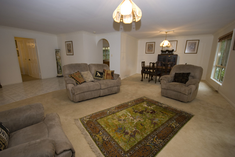 LASHINGS OF CHARM - HUGE, DUAL LIVING OPTION! Picture 3