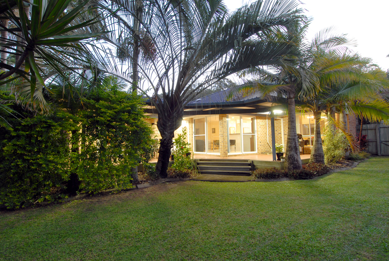 Beautiful Bushy Backdrop in a Central Location Picture 2