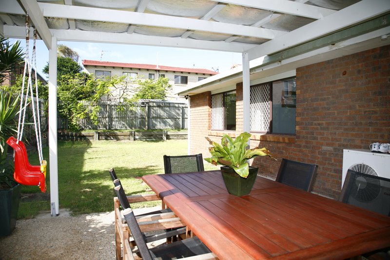 AFFORDABLE BEACHSIDE - AUCTION Picture 3