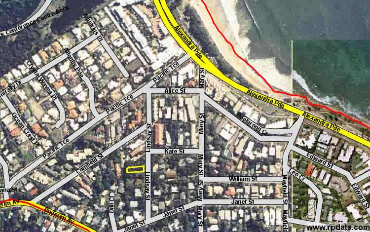 LAND JUST METERS FROM THE SURF Picture 1