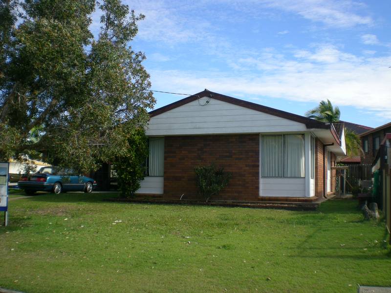 WALK TO MOOLOOLABA BEACH & LIVE ON THE CANAL Picture 2