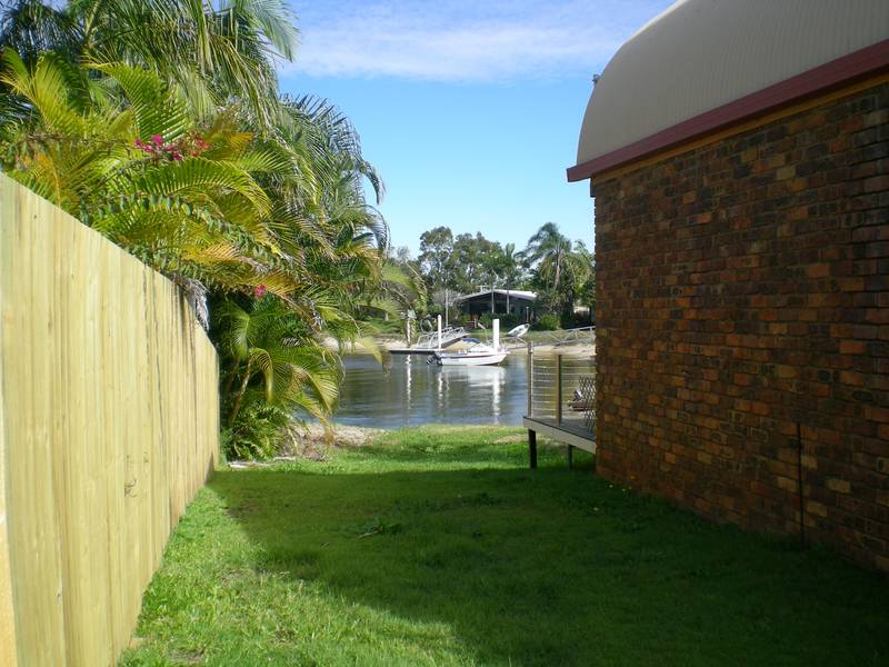 WALK TO MOOLOOLABA BEACH & LIVE ON THE CANAL Picture 3