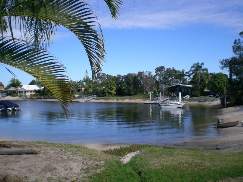 WALK TO MOOLOOLABA BEACH & LIVE ON THE CANAL Picture 1