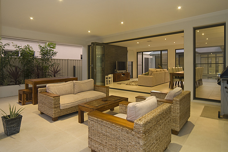 STUNNING DESIGNER HOME FOR CLASSIC COAST LIFESTYLE Picture 3