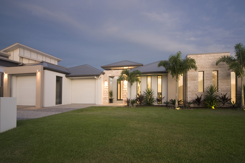 STUNNING DESIGNER HOME FOR CLASSIC COAST LIFESTYLE Picture 2