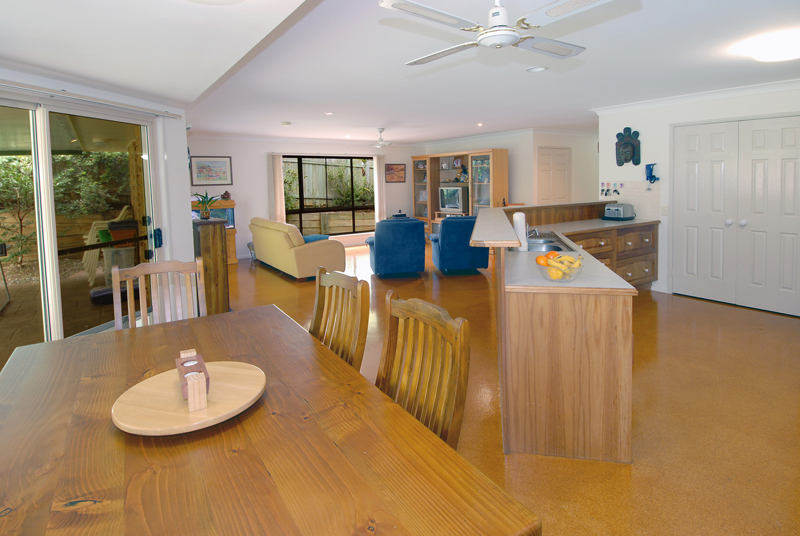 AFFORDABLE FAMILY LIVING ON 1110M2 - BUDERIM Picture 1