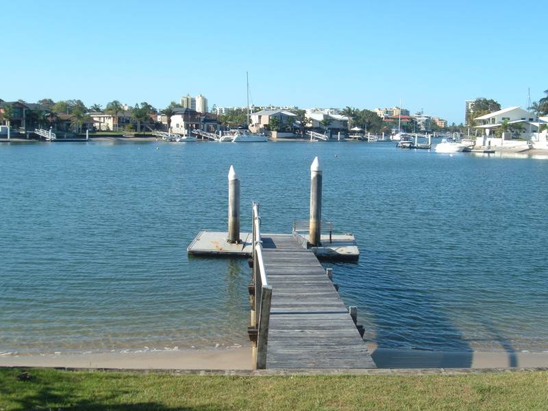 PERFECT NORTHERLY WATERFRONT ASPECT Picture 3