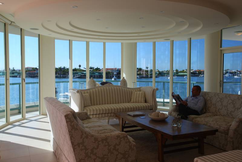 OPULENT DEEPWATER APARTMENT BY THE BEACH Picture 2