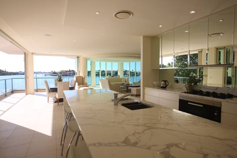 OPULENT DEEPWATER APARTMENT BY THE BEACH Picture 3