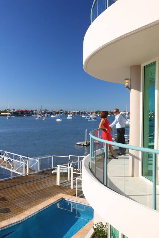 OPULENT DEEPWATER APARTMENT BY THE BEACH Picture 1