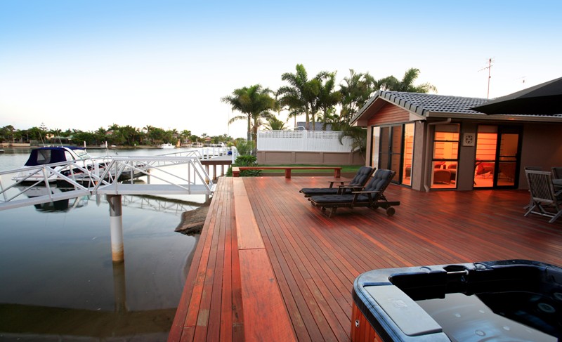 LARGE DEEPWATER FRONTAGE WITH AN EASTERLY ASPECT Picture 1