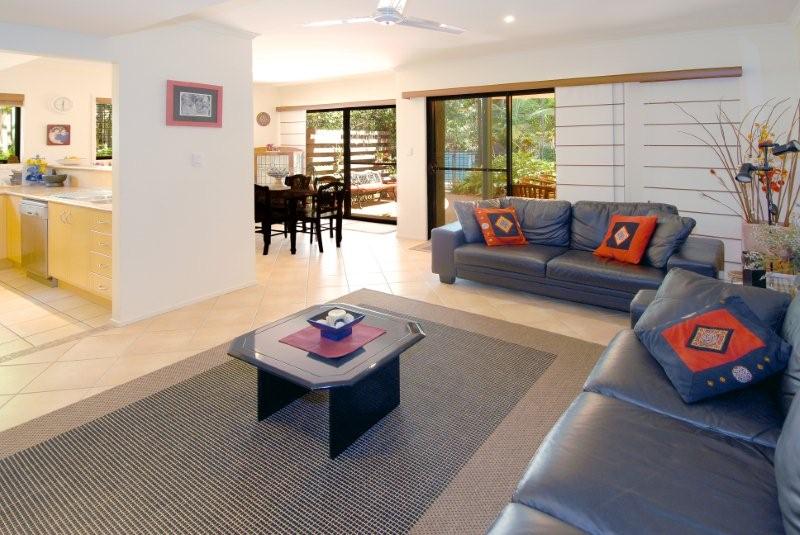 BEACHSIDE, PRIVATE, TRANQUIL LIVING! Picture 2