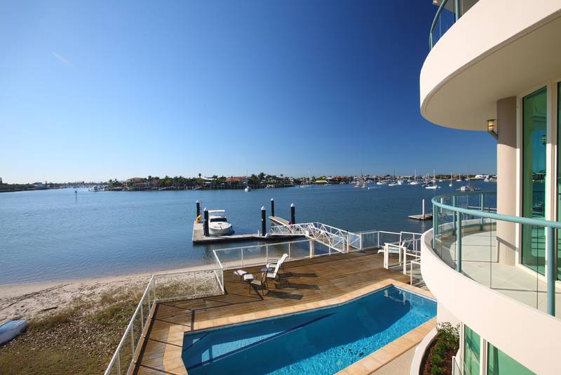 RIVERSIDE LUXURY Picture 2