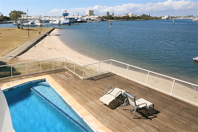 RIVERSIDE LUXURY Picture 3