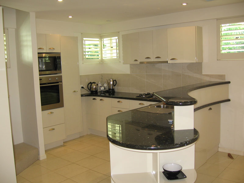 LUXURIOUS RIVERSIDE LIVING Picture 2