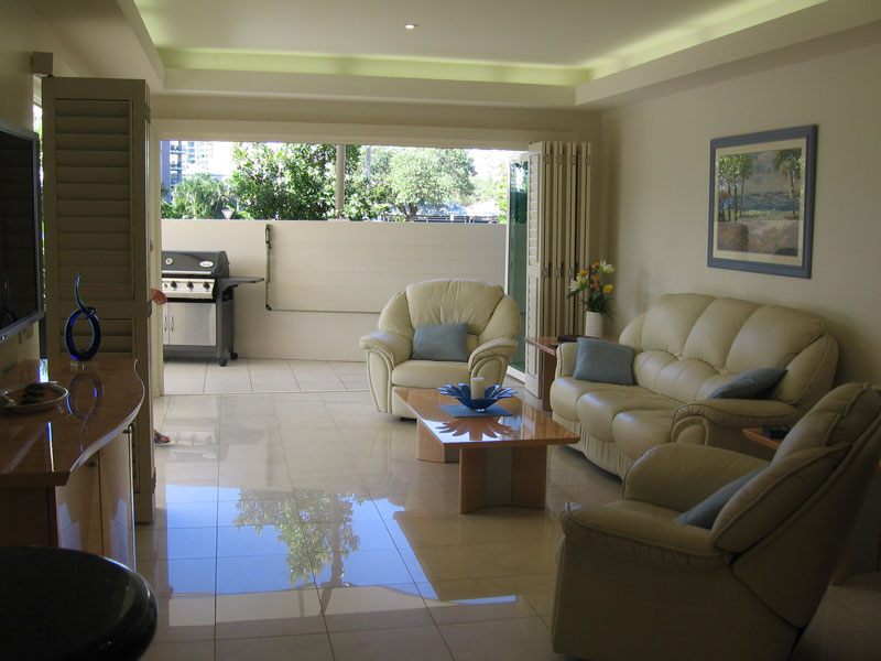 LUXURIOUS RIVERSIDE LIVING Picture 3