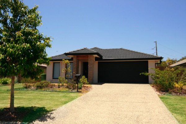 STYLISH MODERN HOME - READY TO MOVE IN! Picture 1