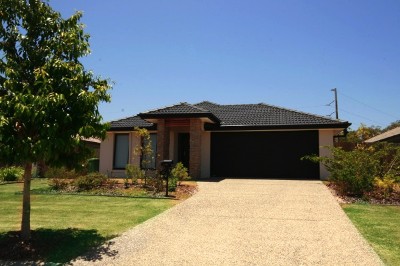 STYLISH MODERN HOME - READY TO MOVE IN! Picture