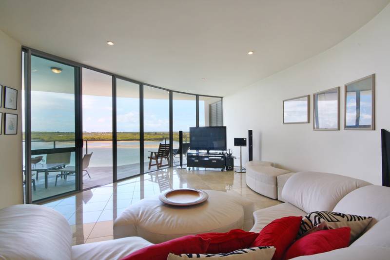 STUNNING WATERFRONT PENTHOUSE Picture 3