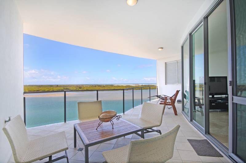 STUNNING WATERFRONT PENTHOUSE Picture 2