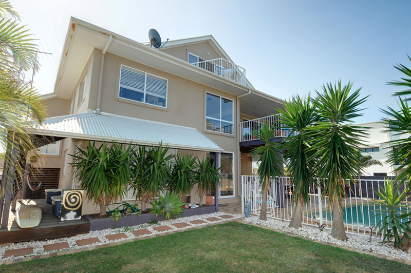 ICONIC BEACHFRONT BEAUTY ON OCEANIC DRIVE Picture 1