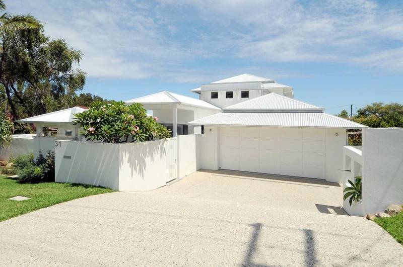 NEW AND MODERN, LOW MAINTENANCE BEACH HOUSE! Picture 2