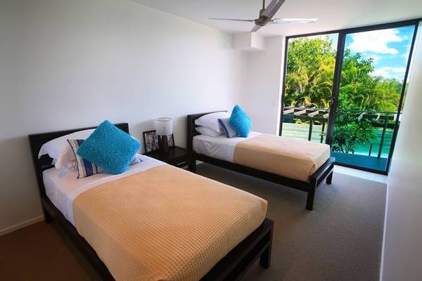 SOPHISTICATED LIVING - BY THE BEACH! Picture 3