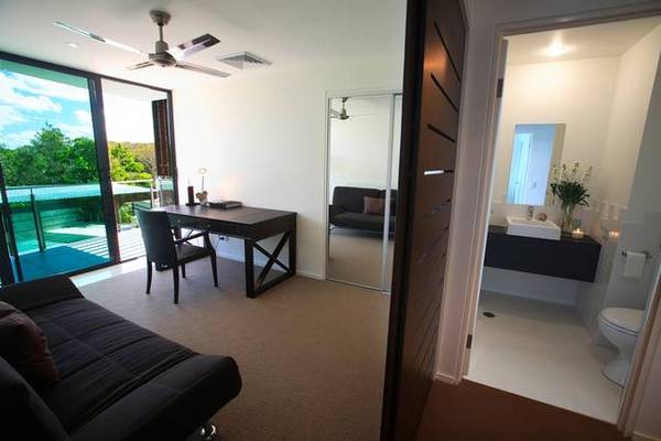 SOPHISTICATED LIVING - BY THE BEACH! Picture 2