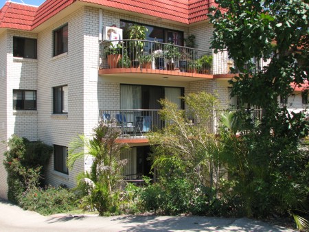 IDEAL INVESTMENT UNIT - MOOLOOLABA Picture 1