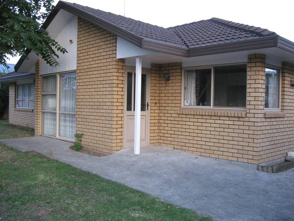 Easy walk to Pukekohe Town Centre - NO LETTING FEE! Picture 1