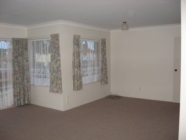 Easy walk to Pukekohe Town Centre - NO LETTING FEE! Picture 2