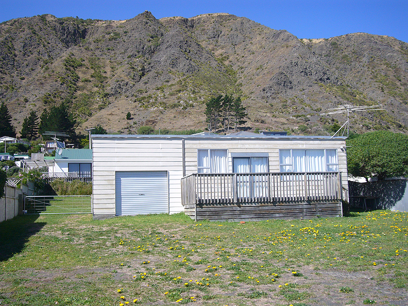 A Kiwi bach - Ngawi waterfront Picture 3