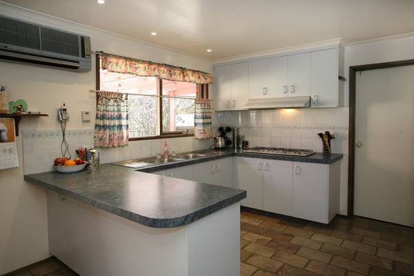 QUIET COURT LOCATION 3 BEDROOM, 2 BATHROOM Picture 2